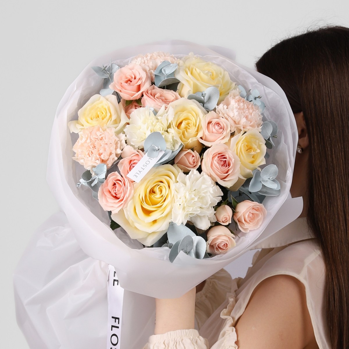 Круглый яркий букет с розой